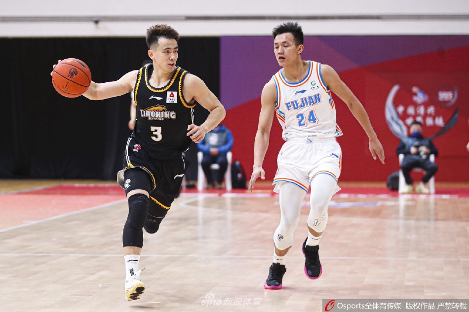 辽宁队球员丛明晨在三分线外接球就投,出手后的手型依然完美,他的眼神紧紧跟随在空中划出美妙弧线的篮球。
