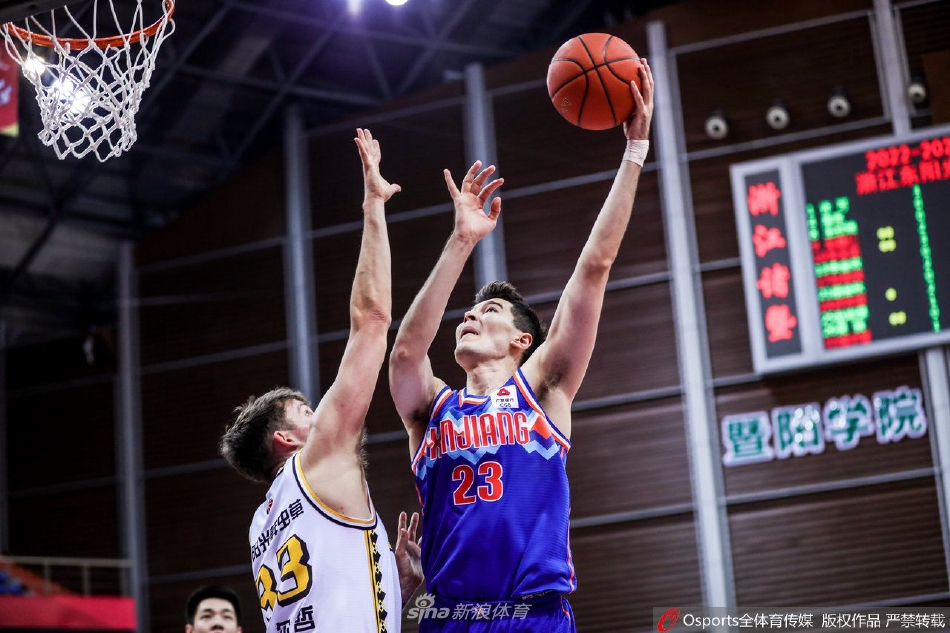 新疆队球员唐才育在外线果断出手三分，皮球在空中划出完美弧线，篮球应声入网瞬间，防守球员只能望球兴叹。