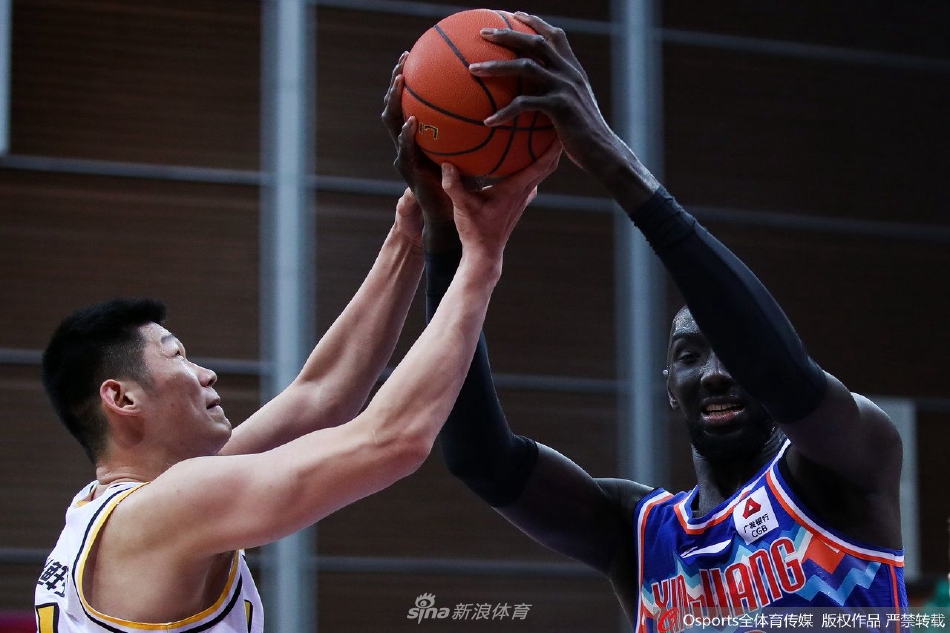 阿不都沙拉木在快攻中持球推进，面对回防的广厦球员朱俊龙，他眼神坚毅，脚步灵活，展现出全能锋线的细腻技术与领袖气质。