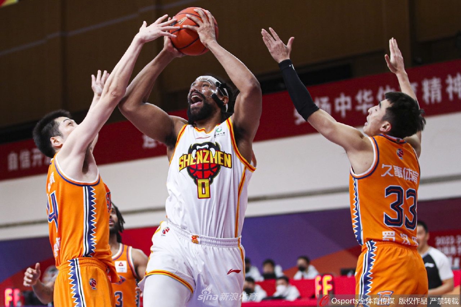 上海外援特林布尔面对防守强行干拔三分，球在空中划出优美弧线，这是他全场努力的缩影