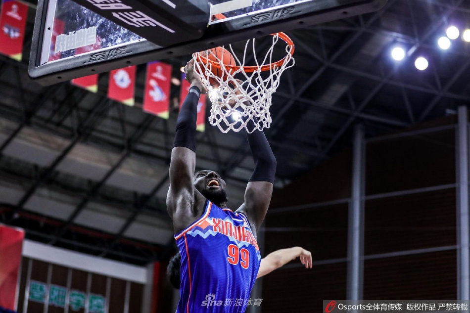 法尔与阿不都沙拉木在暂停期间击掌相互鼓励，两人坚定的眼神传递出必胜的信念，他们是新疆男篮攻防两端的绝对支柱。