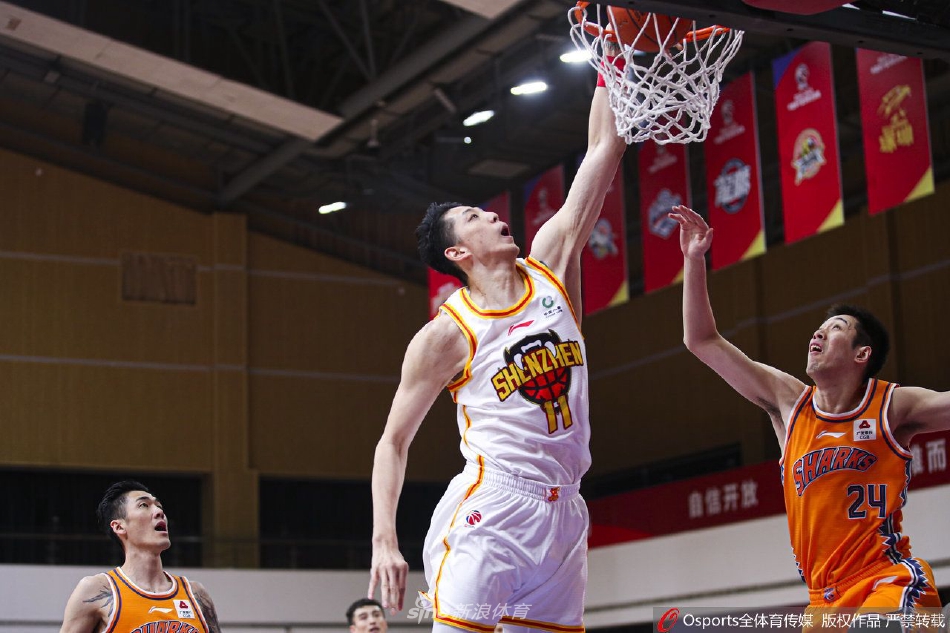 萨林杰在失去平衡的情况下依然将球送入篮筐，同时造成对手犯规，展现强悍的2+1能力