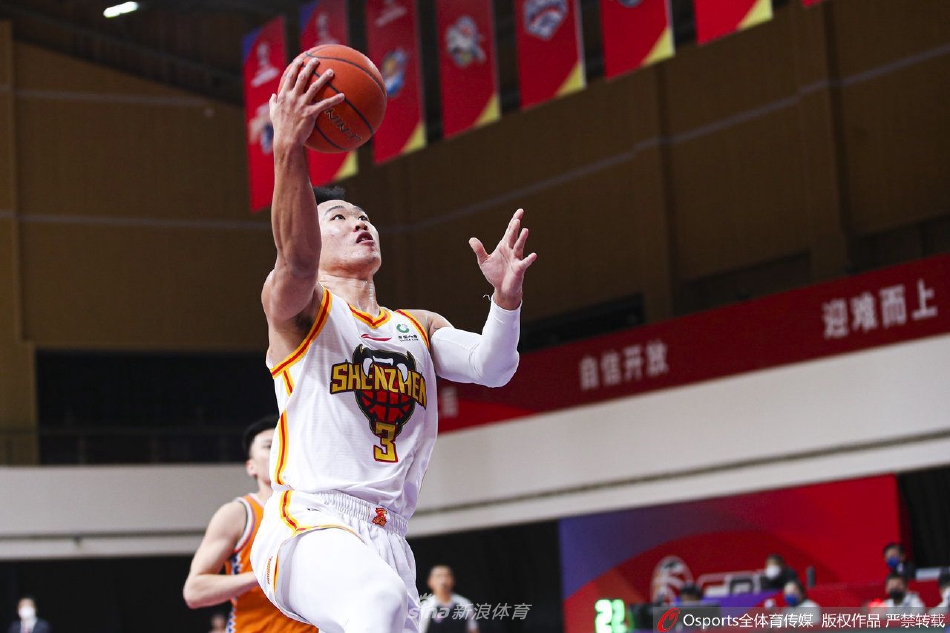 沈梓捷腾空而起单手劈扣，身体在空中完全舒展，眼神中充满必胜的杀气