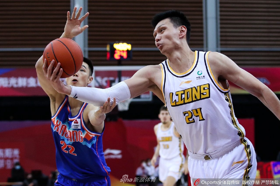 广厦后卫孙铭徽面对新疆队的多人包夹防守，奋力将球护在身后，眼神中透露出不甘与坚决，试图撕开防线为队友创造机会。