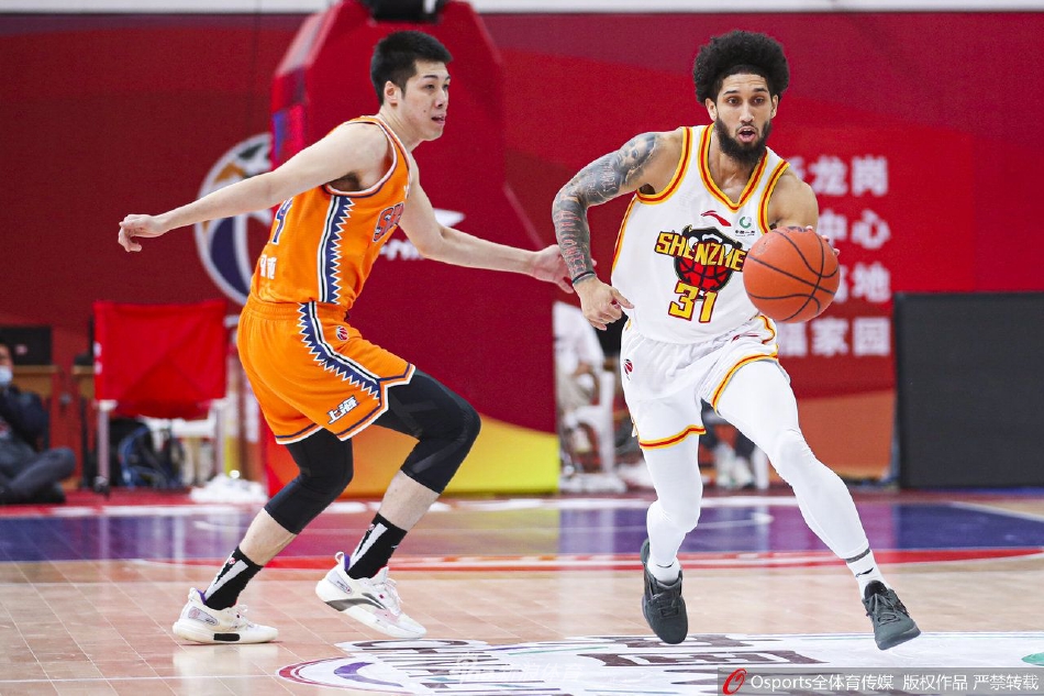 王哲林篮下强打沈梓捷，两人肌肉碰撞火星四溅，展现出国内顶级中锋对决的激烈程度