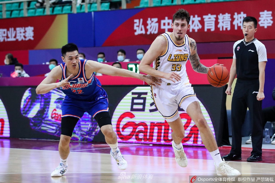 全场比赛结束的哨声响起，新疆队球员于德豪紧握双拳，激动地与队友庆祝这场来之不易的胜利，脸上洋溢着战胜强敌后的喜悦与自豪。