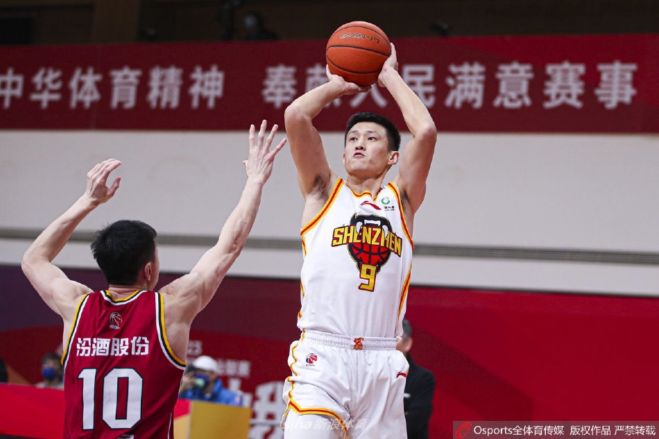 深圳大外援萨林杰在山西内线群中高高跃起,以一敌众摘下关键篮板,彰显篮下统治力