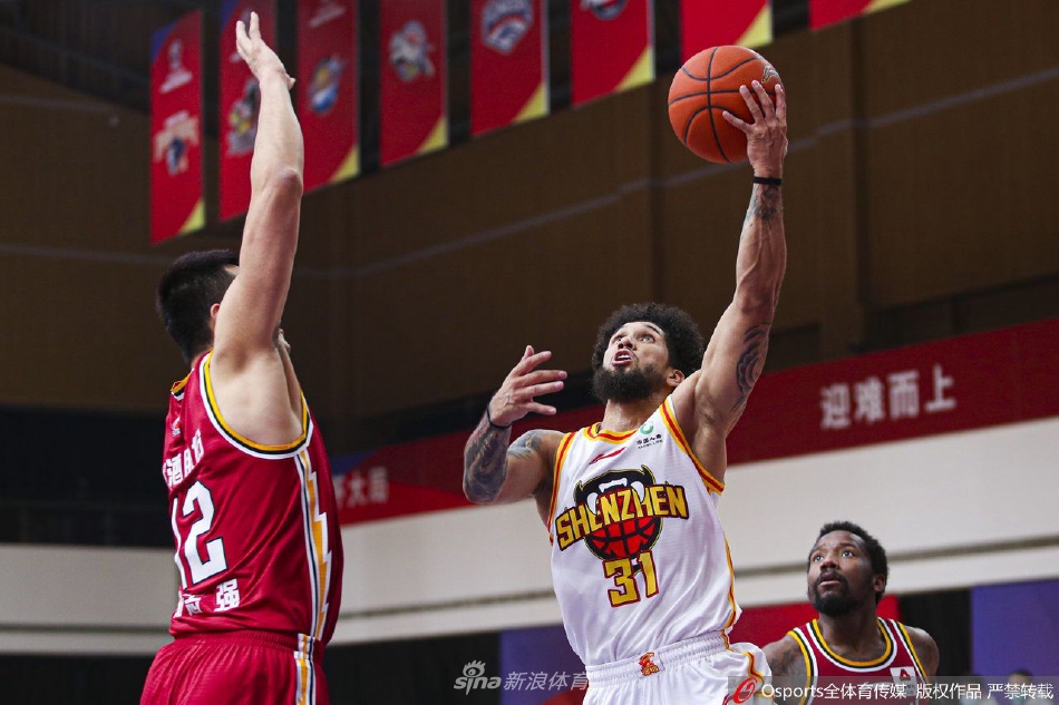 山西射手原帅接球就投,出手速度极快,篮球精准命中靶心,是他的拿手好戏帮助球队紧咬比分