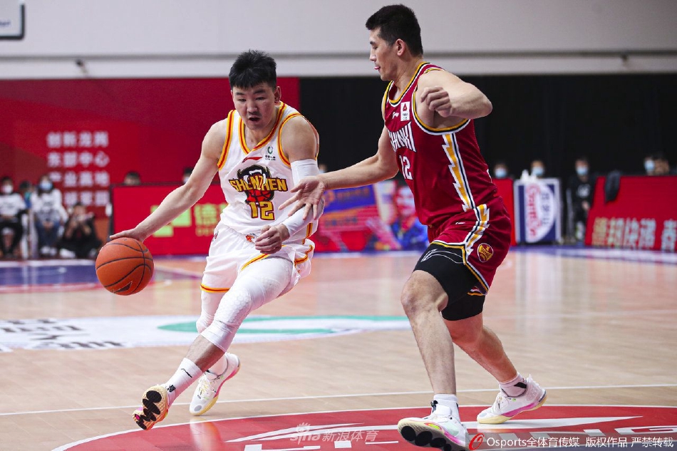 山西外援费尔德面对防守强行突破,如尖刀般撕开防线,展现MVP级别个人能力