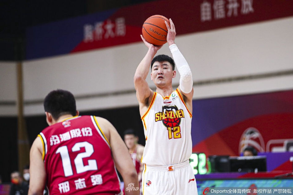 深圳队贺希宁持球虚晃,变向过人后急停跳投,动作一气呵成,防守球员只能望球兴叹
