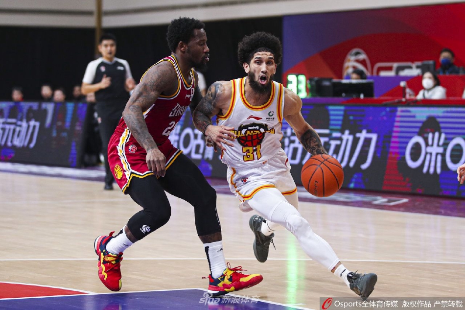 深圳队萨林杰篮下强打造成犯规,倒地瞬间仍将球放进篮筐,强硬表现点燃全场激情