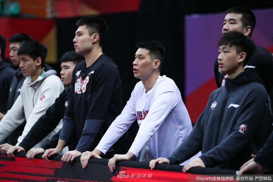 在备受瞩目的京城德比中,林书豪面对防守悍将撕咬式的纠缠,依然咬牙持球突破,肌肉的碰撞声仿佛穿透了屏幕。