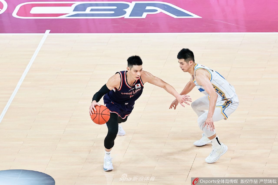 篮下的林书豪高高跃起,在与防守球员的空中对抗中艰难放篮,肌肉线条绷紧,这是他留给CBA赛场上不屈的背影。