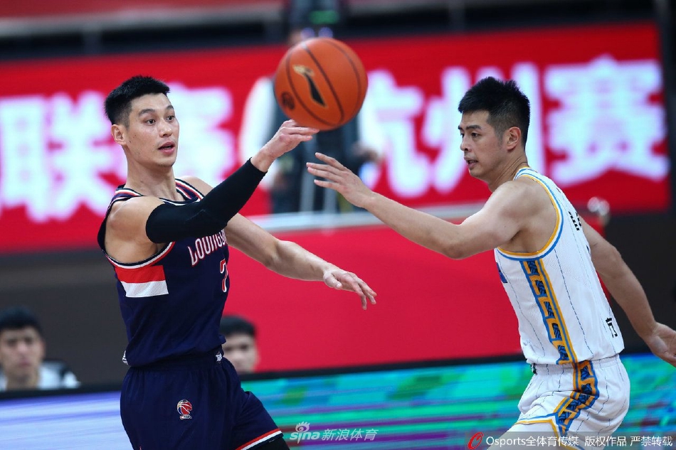 场边的林书豪裹紧训练服,目光却紧紧追随着场上奔跑的队友,那种渴望战斗却又无法上场的落寞写满了整张脸。