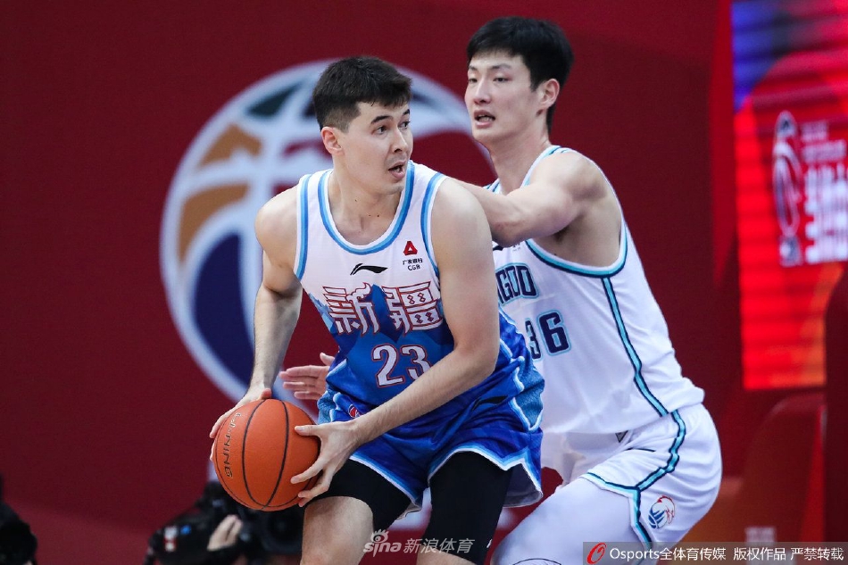 新疆队射手朱旭航底角接球后稍作调整，稳稳命中一记关键三分，他高举的手臂如同胜利的旗帜，点燃了全场球迷的欢呼。