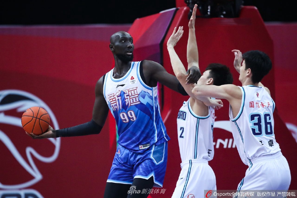 青岛队外援杰曼面对新疆队三人包夹防守，依然强行突破上篮，身体在空中完全舒展，展现出超强的个人能力。