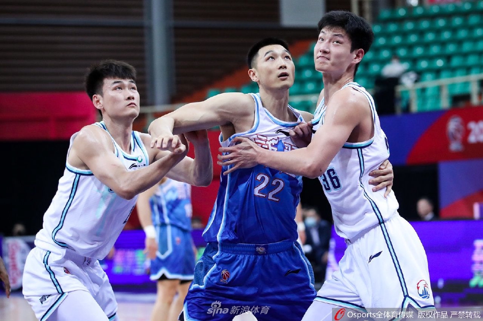 新疆队外援塔克·法尔高高跃起，如同直升机般在对手头顶完成一记势大力沉的单手劈扣，整个篮架都在颤抖。