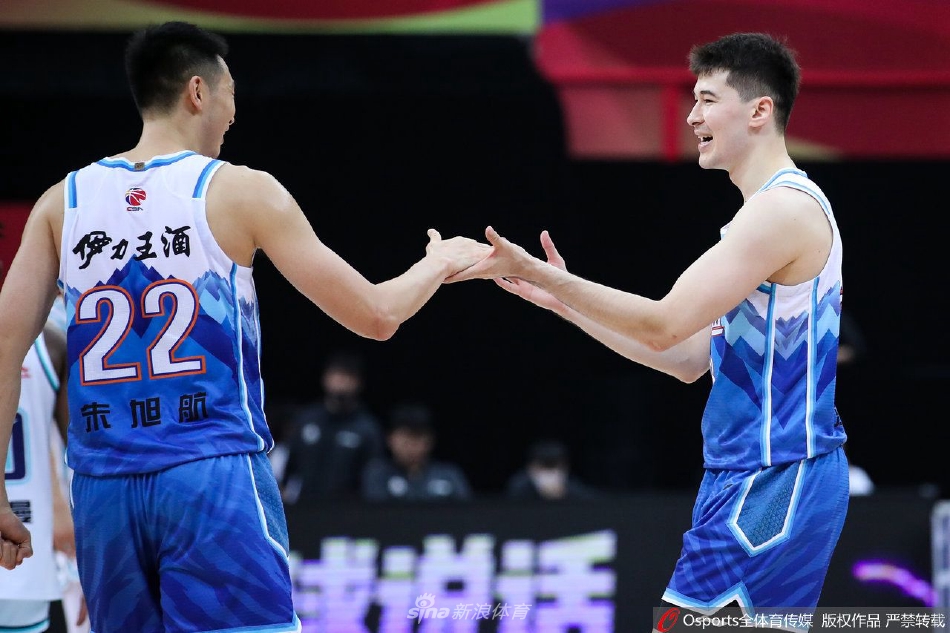 新疆队小外援克莱蒙斯在比赛最后时刻持球推进，他表情冷峻，抬头观察着计时器和队友的跑位，准备执行关键一击。