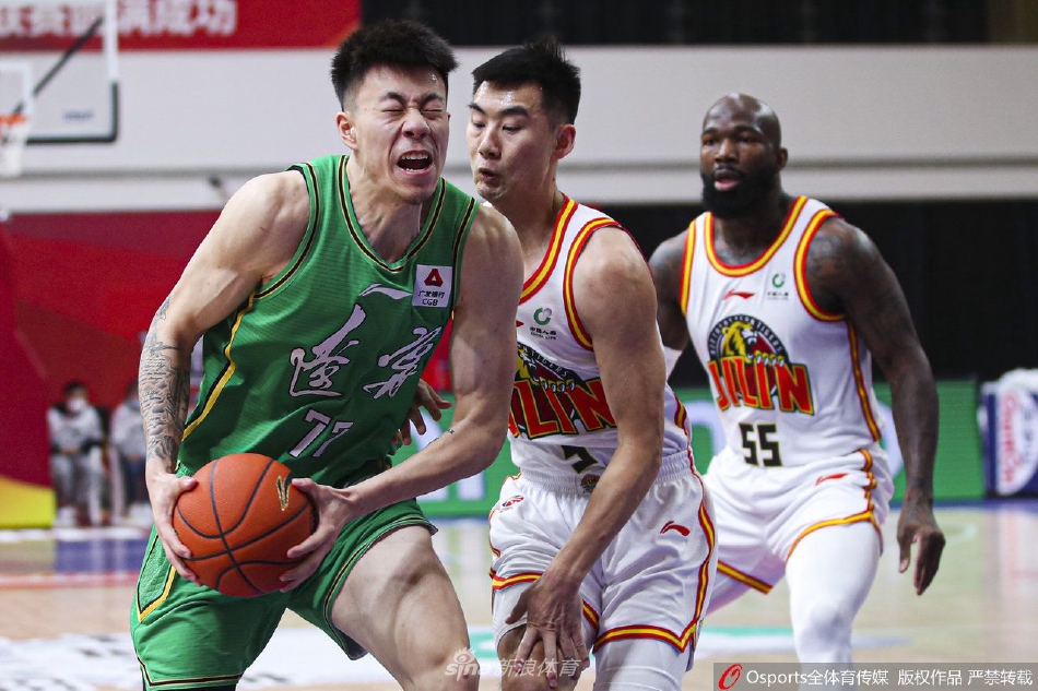 吉林外援琼斯在三人围堵下强行突破,他强壮的身体和出色的视野是吉林队一度领先的关键。