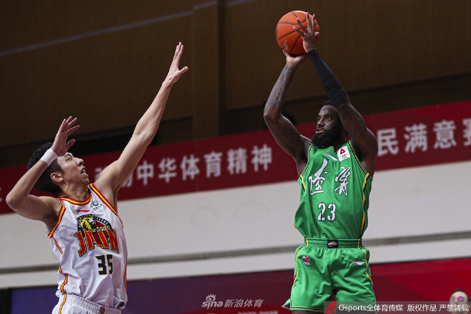 辽宁外援弗格在加时赛中手感滚烫,面对防守干拔三分命中,凭借一己之力帮助球队锁定胜局。