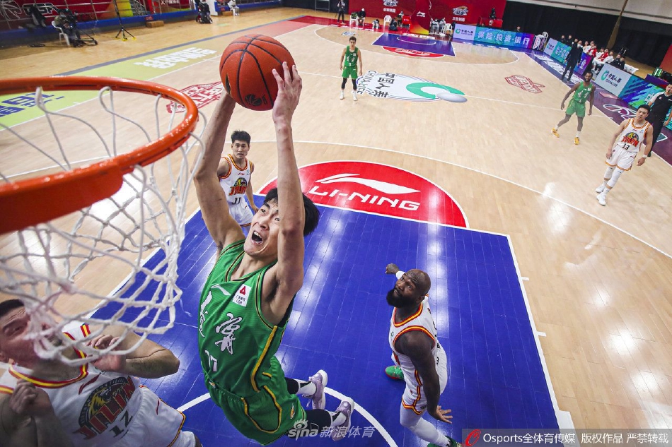 赛后,辽宁队员张镇麟与赵继伟击掌相庆,这场来之不易的胜利是对全队顽强拼搏精神的最好褒奖。