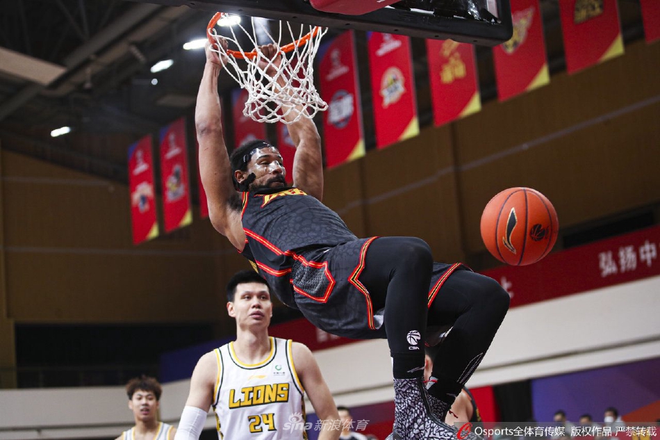 深圳外援萨林杰在多人围堵下奋力拼抢前场篮板，强壮的身体在肌肉碰撞中占据优势，表情充满斗志。