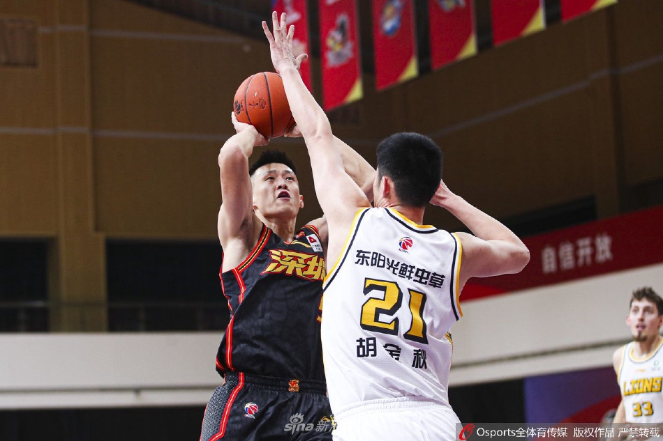 广厦队赵岩昊面对防守球员，娴熟地背后运球变向，晃开防守空间后目光坚定地观察队友跑位。