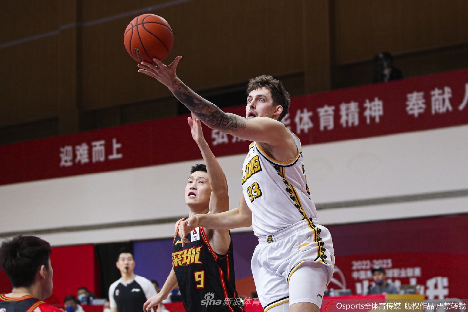 广厦外援威尔哲迎着防守球员的封盖，从容出手三分，皮球在空中划出一道美丽的弧线直钻网心。