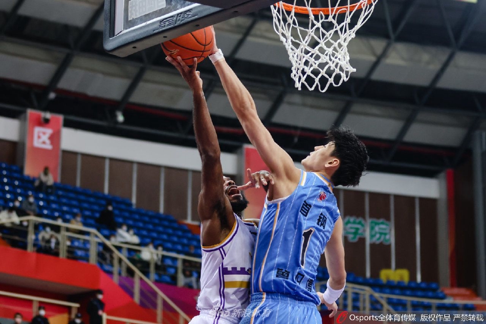 北京首钢队长翟晓川在突破中遭遇北控三名防守球员的围追堵截,他紧紧护住皮球,铁血队长本色尽显无遗