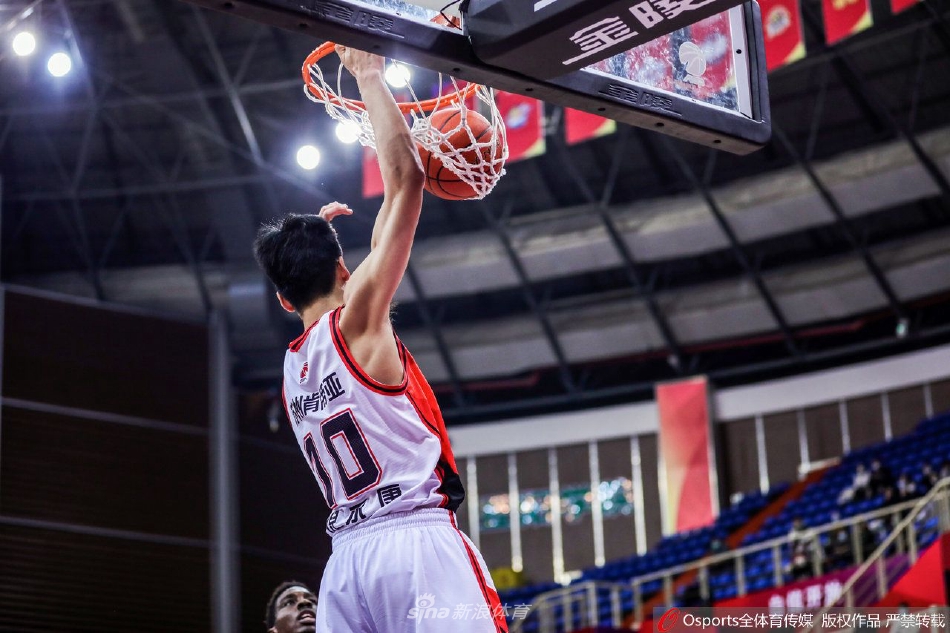 李楠指导在场边摊开双手神情激动地指挥着,眼神中既有对弟子们拼到最后的赞许,也有一丝对功亏一篑的不甘。