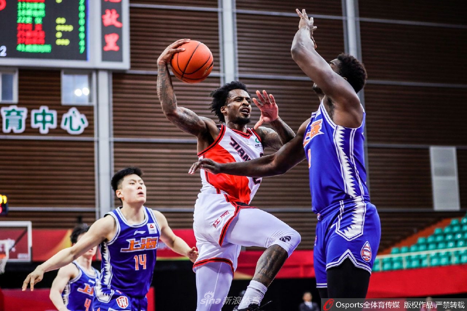 布莱克尼强行突破,面对三人合围依然跃起在空中,双手如推月般将球送出,篮筐在巨大的冲击力下微微颤抖。