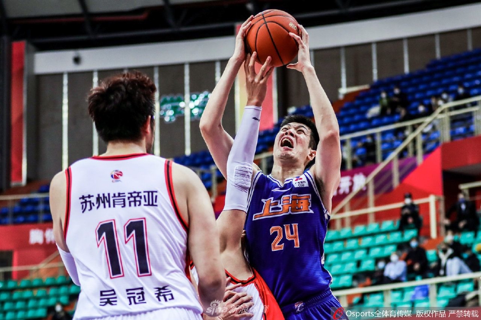 崔晓龙如闪电般突破罗汉琛的防守,在空中与补防的任骏威发生身体接触后,依然用指尖将球挑向篮板,整个身体失去平衡却目光如炬。