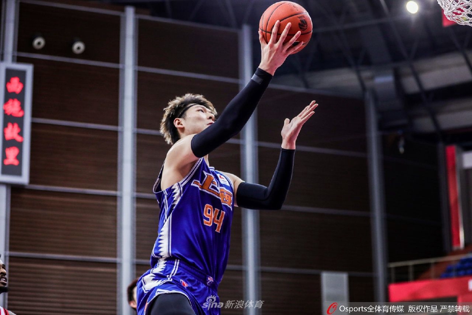 布莱德索运球穿越半场,面对江苏双人包夹毫无惧色,他压低重心像猎豹般蓄势待发,球衣在灯光下闪烁着汗水的光芒。