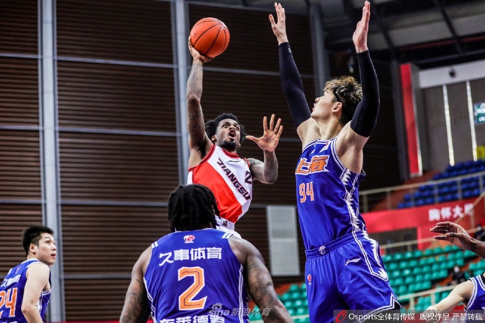 终场哨响,王哲林握拳怒吼,汗水浸透的球衣紧贴在身上,身边的队友纷纷涌上前,庆祝这场来之不易的险胜。