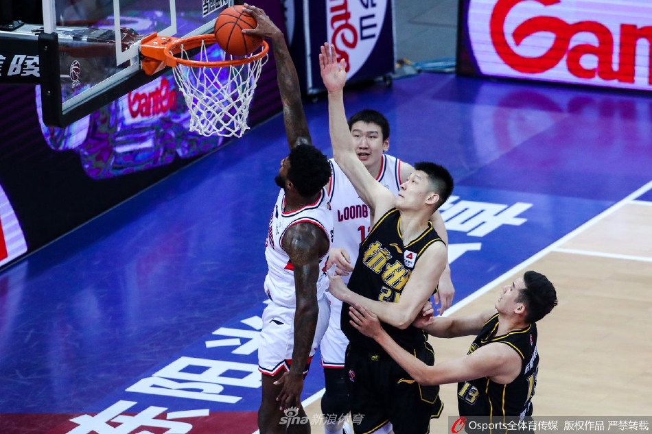 广州龙狮外援乔丹·贝尔高高跃起，用一次势大力沉的单手劈扣肆虐广厦队篮筐