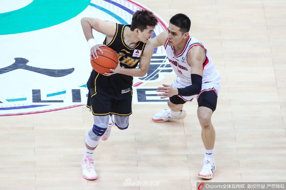 广厦核心后卫孙铭徽面对广州队双人包夹，巧妙运用背后运球试图撕开防线