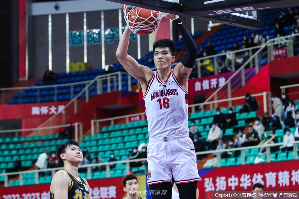 比赛结束哨响，广厦队球员们围在一起振臂高呼，庆祝这场来之不易的关键胜利