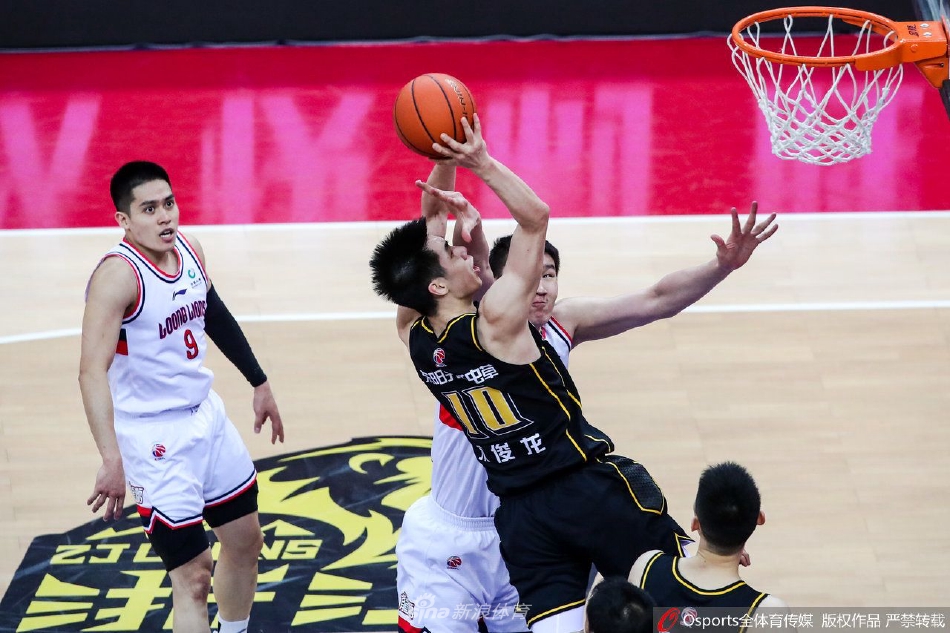 广厦队内线支柱胡金秋在篮下与广州队焦泊乔激烈卡位，手臂肌肉线条彰显着力量的对决