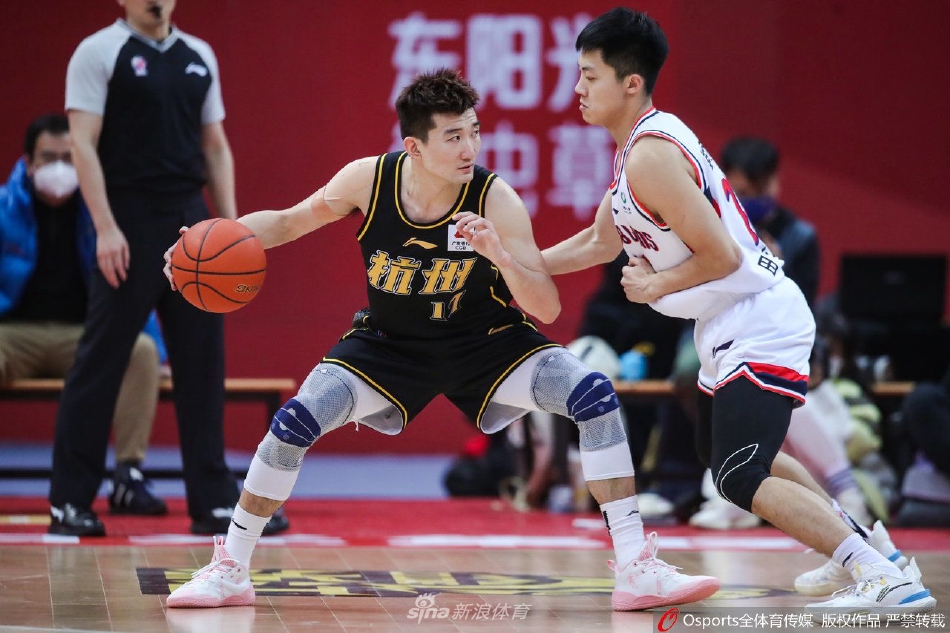 广州队核心陈盈骏运球推进发起快攻，眼神坚定，正在寻找前插的队友