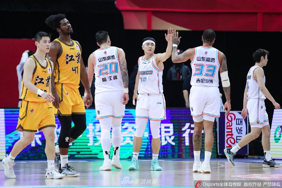 赛后苏州肯帝亚球员神情落寞地走向替补席,但现场球迷仍为他们献上鼓励的掌声,认可球队拼到最后的精神