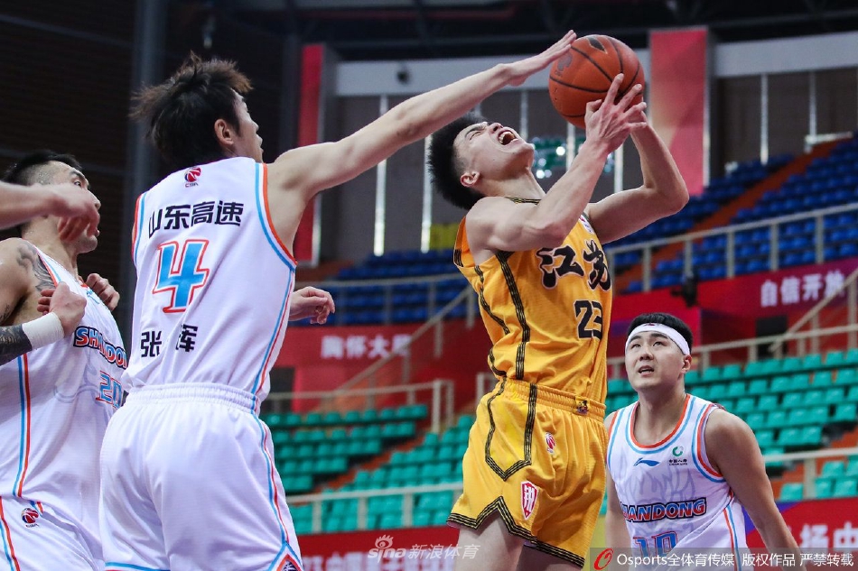 山东外援兰兹博格面对防守后仰跳投命中关键球,全场沸腾,他握拳怒吼庆祝这决定性的一刻