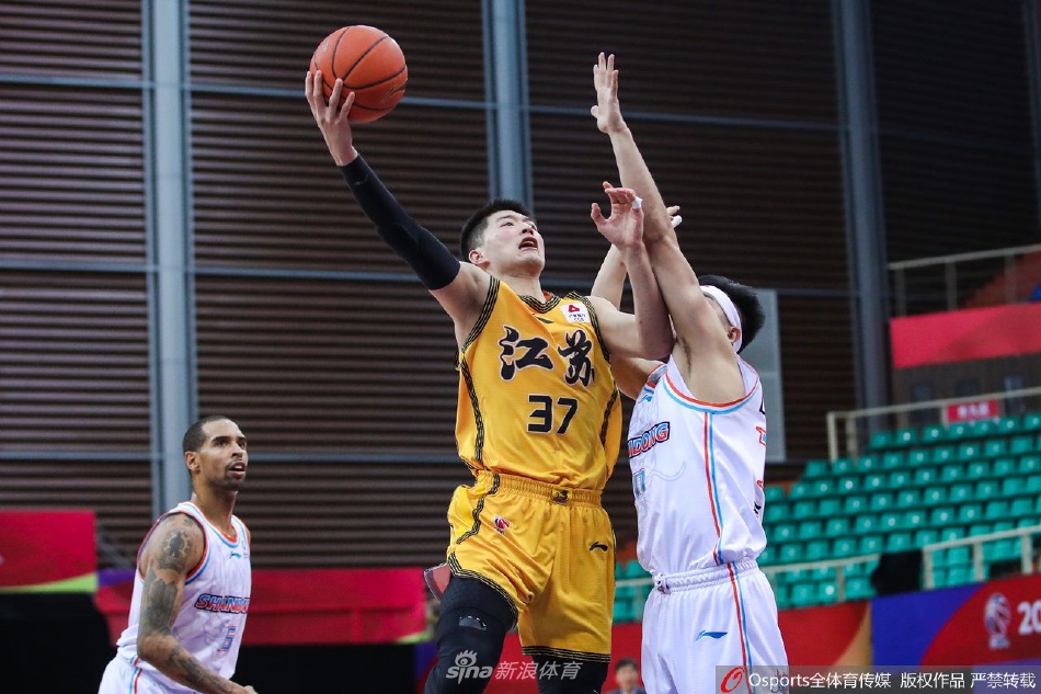 山东队高诗岩运球穿越半场,眼神坚毅地指挥队友跑位,江苏年轻后卫崔晓龙寸步不离贴身紧防