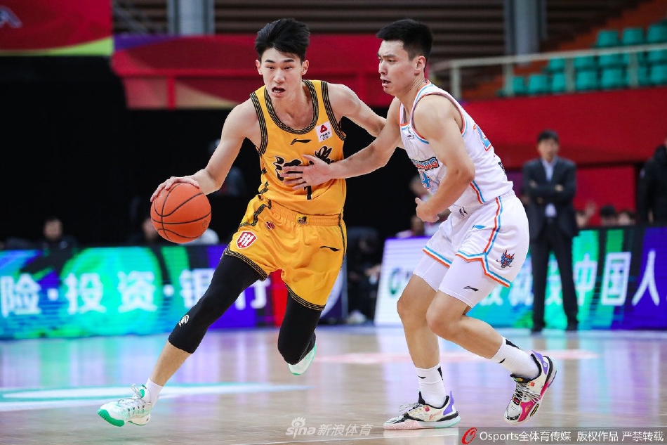 江苏小将马建豪迎着山东防守悍将的长臂干扰,依然自信出手三分,球在空中旋转飞向篮筐