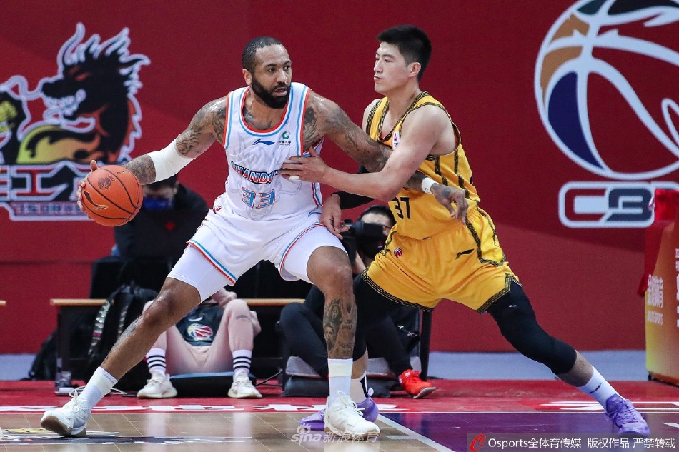 苏州肯帝亚大外援威廉姆斯在篮下展现出绝对统治力,隔着山东防守球员上演双手暴力砸扣