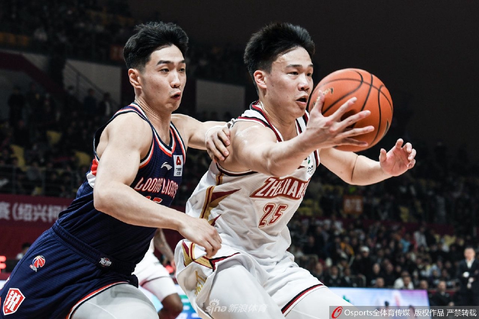 退场时分，一名小球迷骑在父亲的肩膀上，手中高举着浙江稠州队的队旗，他的目光仍依依不舍地望向场内。在周围涌动的人潮中，这面小小的旗帜显得格外醒目，象征着篮球梦想的延续。