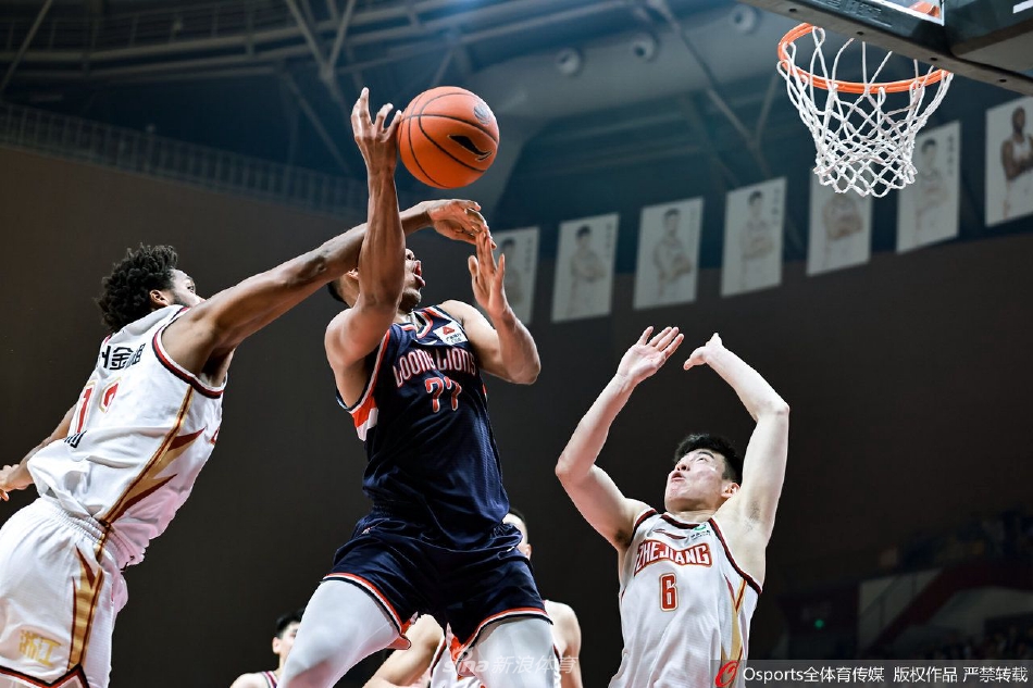 浙江稠州金租队球员在进攻端耐心传导球，外援盖利用一个假动作晃开防守人，随后送出一记隐蔽的击地传球，精准地找到篮下空位的队友，展现了行云流水的团队配合。