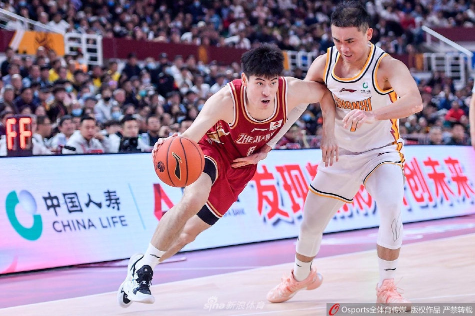 浙江小将余嘉豪在山西队篮下犹如擎天柱一般，轻松将球砸进篮筐，完成了一记势大力沉的单手劈扣，尽显年轻内线的天赋与霸气。