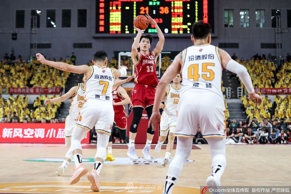 浙江队外援盖利在完成一次精彩的快攻上篮后，兴奋地握拳怒吼，他本场比赛的出色发挥是浙江队能够在上半场建立起巨大领先优势的关键因素。