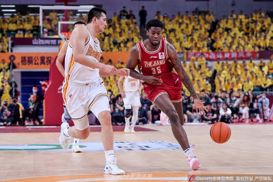 浙江队当家球星吴前在面对山西队的严密防守时，犹如灵蛇出洞，巧妙地从人缝中穿过，轻松上篮得分，延续着国家队级别的火热手感。