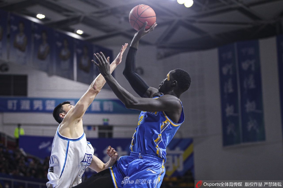 宁波町渥球员眼神坚定,在一次暂停后击掌相互鼓励,誓要在主场捍卫荣誉